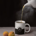 Monogram av vit och svart spaltad skärm kaffemugg<br><div class="desc">Svart och vit geometrisk design med delad skärm med ett anpassade monogram. Enkel modern utformning och elegant.</div>