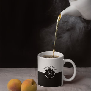 Monogram av vit och svart spaltad skärm kaffemugg