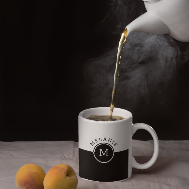 Monogram av vit och svart spaltad skärm kaffemugg (Skapare uppladdad)