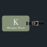 Monogram Äventyr Awaits Sage Grönt Gift-förmån Bagagebricka<br><div class="desc">Monogrammed inledande text visas med anpassningsbarna "Äventyr Awaits" och även personuppgifter som namn,  adress,  mobilt nummer och e-post som du kan redigera. Designad med populär sidbakgrund och vit grönt kan du ändra färg om du vill.</div>
