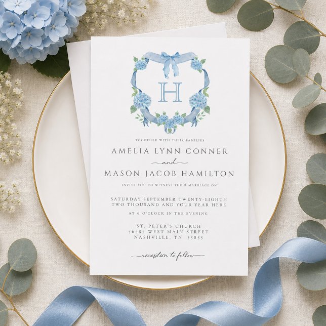 Monogram Blå Hortensia Blommig Kam Bröllop Inbjudningar (Monogram Blue Hydrangea Floral Crest Wedding Invitation)