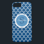 Monogram blå modern geometrisk vit<br><div class="desc">Ett söt,  klassiskt blått och modernt mobilfodral i personligen med en quatrefoil mönster i bakgrunden. Lägg till ditt monogram och namn. Designad av Blackberry Boulevard.</div>