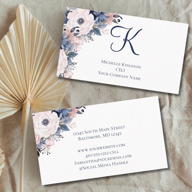 Monogram Blå Rosa Blommigt Kvinnor Visitkort (Navy Blue Pink Floral Feminine Business Cards for her.)