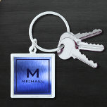 Monogram, blå texturerad Personlig Namn Fyrkantig Silverfärgad Nyckelring<br><div class="desc">Den stora nyckelkedjan Monogram Metallic Blue Textured Personlig Namn har en texturerad metallblå abstrakt med ditt monogram och personlig namn. Anpassa genom att redigera texten i textrutorna. Designad av ©Evco Studio www.zazzle.com/store/evcostudio</div>
