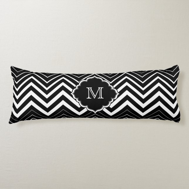 Monogram Black and White Zigzag Chevron Kroppskudde (Framsidan)
