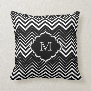 Monogram Black and White Zigzag Chevron Kudde