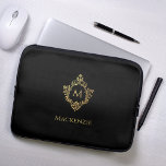 Monogram Black Faux Guld Elegant Vintage Vapensköl Laptop Fodral<br><div class="desc">En elegant marin och guld-design med det inledande monogrammet i en vapensköld för vintage, som rekommenderas för en man. Vapenskölden är faux-guld-folie, bakgrunden är marinblå. Under vapenskölden finns det namn i kapitäler med gyllene hattar. Den vintage blommigtens vapensköld från ett gammalt bok-täcke, från bok, "Rust, Smut Mildew & Mold", från...</div>