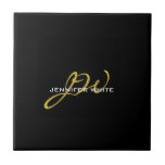 Monogram Black Guld Färg, den moderna, egna Namn Kakelplatta<br><div class="desc">Tittar du en funktionell och underbar tittar utformning? Denna enkla, minimalistiska och moderna utformning är till för dig. Hur är det med den här designen som kommer att göra dig uppmärksam?</div>