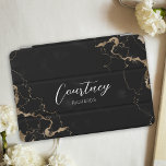 Monogram Black & Guld Marble Calligraphy Namn iPad Mini Skydd<br><div class="desc">IPad mini fodral med chic marble & guld marble bakgrund med modernt calligraphy-teckensnitt för ditt namn eller initialer. Tabletthöljet innehåller utrymme för att lägga till ditt namn eller så kan du till och med lägga till din logotyp om du användor den här tabletten fodral för ditt företag. Den här eleganten...</div>