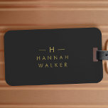 Monogram Black Guld | Modern minimalistisk Elegant Bagagebricka<br><div class="desc">En enkel anpassningsbar i snyggt i ett modernt,  minimalistiskt typografi i guld,  med svart bakgrund. Monogrammet initialer och namn kan enkelt vara personlig tillsammans med funktionslinjen för att göra en så unik utformning som du är! Perfekten har skräddarsytt gåva eller tillbehör till tillfälle.</div>