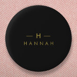 Monogram Black Guld | Modern minimalistisk Elegant Knapp<br><div class="desc">En enkel anpassningsbar i snyggt i ett modernt,  minimalistiskt typografi i guld,  med svart bakgrund. Monogrammet initialer och namn kan enkelt vara personlig tillsammans med funktionslinjen för att göra en så unik utformning som du är! Perfekten har skräddarsytt gåva eller tillbehör till tillfälle.</div>