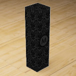 Monogram Black Monotones Blommigt Damask Mönster Presentask För Vinflaska<br><div class="desc">Monogrammets elegant,  svartvit dämpning av monokrom vintage blommigt mönster</div>