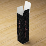 Monogram Black Monotones Blommigt Damask Mönster Vinlåda<br><div class="desc">Monogrammets elegant,  svarta,  monokromatiska blommigtar i vintage,  dammar i mönster. Anpassade text på förslag till rosa.</div>