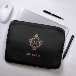 Monogram Black Rosa Elegant Ro Guld Vapensköld Nam Laptop Fodral<br><div class="desc">En elegant svart och ro guld med det inledande monogrammet i en vintage vapensköld, som rekommenderas för en kvinna. Vapenskölden är (faux) ro guld, bakgrunden är rosa. Under vapenskölden finns namn med socklar. Texten är en mörkare rosa som liknar vapenskölden. Den vintage blommigtens vapensköld från ett gammalt bok-täcke, från bok,...</div>