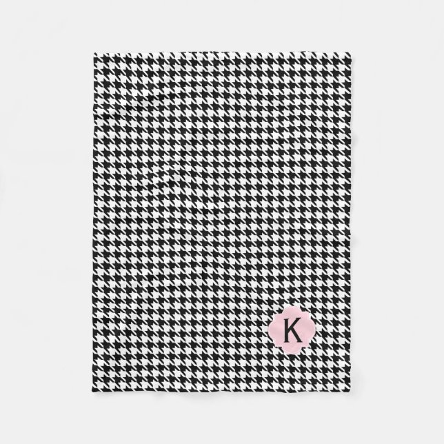Monogram Black, White and Pastel Rosa Houndstooth Fleecefilt (Framsidan)