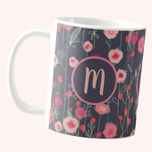 Monogram Blommigt Mörk Kaffemugg (Boho floral pink and charcoal gray monogram personalize coffee mug)