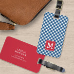 Monogram Blue Gingham och Red Bagagebricka<br><div class="desc">Resa i stil med den här snyggtens monokärm för bagage som innehåller en röd ruta mot en blå gingham mönster på framsidan med en röd baksida. Anpassa den genom att ersätta platshållartexten. Om du vill ha fler alternativ som att ändra teckensnittet och det är storlekt/färg eller mellanrummet mellan brev klickar...</div>