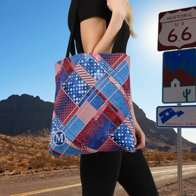 Monogram Blue Jeans Patchwork Mönster Tote Bag Tygkasse (A modern tote bag featuring a blue jeans patchwork pattern with red and off white patterns)