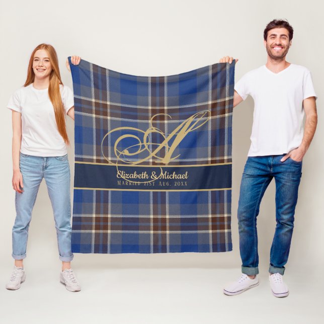 Monogram Blue Tartan Play Newlyweds Bröllop Fleecefilt (På plats)