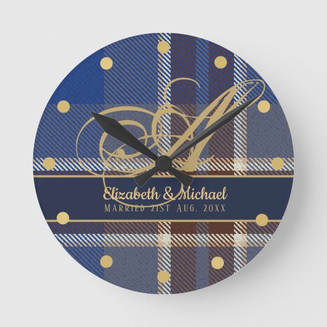 Monogram Blue Tartan Play Newlyweds Bröllop Rund Klocka (Framsida)