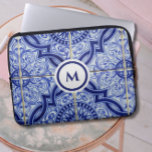 Monogram Blue   White Mediterranean Tile Mönster Laptop Fodral<br><div class="desc">Lägg till stil i din dagliga rutin med det här vackra blå och vita monogrammet laptop sleeve, som har en traditionell keramisk tegel i Medelhavsområdet mönster. I samma anda som de bästa portugisiska, spanska och marockanska plattorna för vintage är motivet ett glädjande spektrum av geometriska linjer och snurrar. Anpassa med...</div>