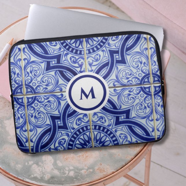 Monogram Blue + White Mediterranean Tile Mönster Laptop Fodral (An elegant blue and white monogram laptop case to freshen up your day!)