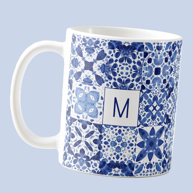 Monogram Blue White Tile Watercolor i Medelhavet Kaffemugg (Modern Mediterranean tile watercolor blue and white pattern personalized monogram initial coffee mug)