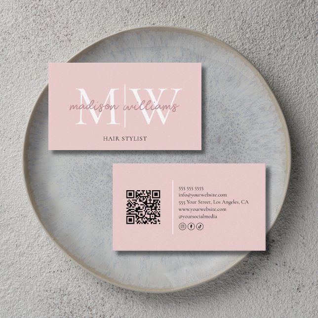 Monogram Blush Pink Hair Stylist QR Code Visitkort (Monogram Blush Pink Hair Stylist QR Code Business Card)