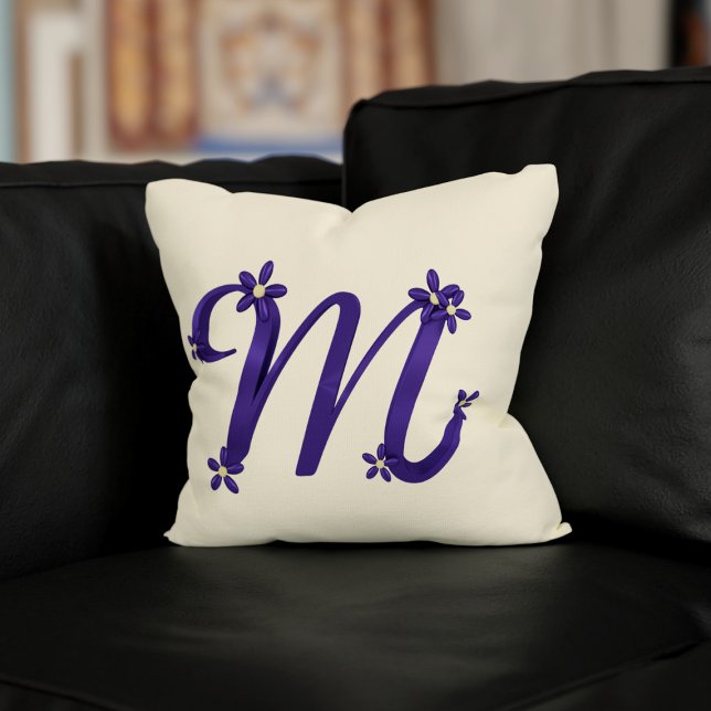 Monogram Brev M Lila med Blommigt Information Crea Kudde (Perfect pillow for your mom as it already has her initial on it. A pretty purple M on cream)