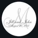 Monogram Bröllop - första bridförslutningsfästen f Runt Klistermärke<br><div class="desc">Mer design finns på WhiteWhimsicalWedding.com. Anpassa med information och färg. Använda för kuvertförseglingar på dina bröllopsinbjudningar,  bröllopsmärken eller kaklådeetiketter eller till och med vin flaska-etiketter. Välj bland en rad underbara dekorformer också.</div>