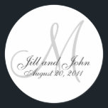 Monogram Bröllop - första bridförslutningsfästen f Runt Klistermärke<br><div class="desc">Mer design finns på WhiteWhimsicalWedding.com. Anpassa med information och färg. Använda för kuvertförseglingar på dina bröllopsinbjudningar,  bröllopsmärken eller kaklådeetiketter eller till och med vin flaska-etiketter. Välj bland en rad underbara dekorformer också.</div>
