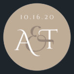 Monogram Bröllop Seal Runt Klistermärke<br><div class="desc">Anpassa med initialer och bröllop färg. Bakgrunden till färg är också anpassadet.</div>