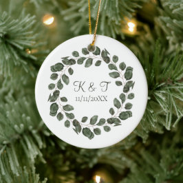 Monogram Bröllopsdatum Eukalyptusblad Elegant Julgransprydnad Keramik