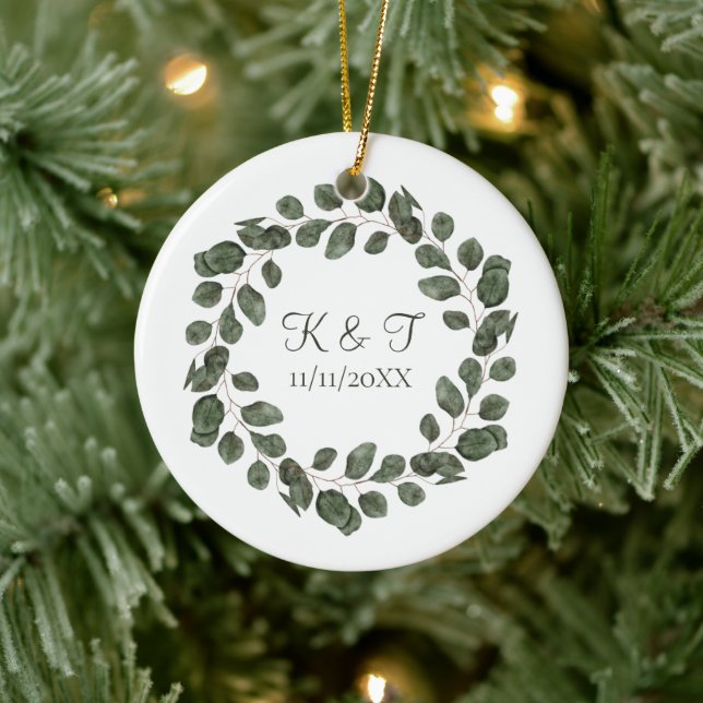 Monogram Bröllopsdatum Eukalyptusblad Elegant Julgransprydnad Keramik (Träd)