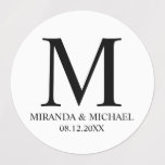 Monogram-bröllopsförmån för svart och vit Elegant Klistermärke<br><div class="desc">En elegant med monogram,  namn och datum i svartvitt stil på vit bakgrund.</div>