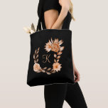 Monogram Brown Rustic Peach Blommigt Gift för henn Tygkasse<br><div class="desc">Dessa tote bags skulle göra en underbar bröllop-gåva till brudens sida.</div>