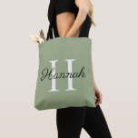 Monogram brudtärna present med namn Sage Green Tot Tygkasse<br><div class="desc">Monogram brudtärna namn Sage Green toteväska. Perfekt present till dina brudtärnor och brudnäbb. Personligad med första bokstav och namn.</div>