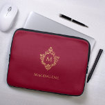 Monogram Burgundy Elegant Vintage Faux Guld Vapens Laptop Fodral<br><div class="desc">En elegant- och guld-utformning med monogramstarten i en vapensköld i vintagen, som rekommenderas för en kvinna. Vapenskölden är faux-guld-folie, bakgrunden är burgundisk. Under vapenskölden finns det namn i kapitäler med gyllene hattar. Den vintage blommigtens vapensköld från ett gammalt bok-täcke, från bok, "Rust, Smut Mildew & Mold", från 1870, nu offentligt....</div>
