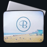 Monogram California Beach Lifeguard Booth Photo Laptop Fodral<br><div class="desc">Slappna av, andas och utforska soliditeten på en tom Kalifornien-strand med den här bedövande, pastel-färgad-anpassningsbarna monogram neopren laptop sleeve. Laptop sleeve finns i tre storlekar: 15, 13 och 10 tum. Gör en underbar gåva till någon speciell! Skriv bara in brev i monogrammet och du kan enkelt anpassa det här neoprenet...</div>