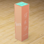 Monogram Cantaloupe Fruit Färg Bröllop Vin box Presentask För Vinflaska<br><div class="desc">Söt roligts bröllopsmottagning gynnar med Kärlek skrivet i vitt skript på lämnat och höger. Färsk sommartid inspirerade färg i cantaloupe,  persiko,  honungsdagg. Anpassa Bride and Grooms Monogrammed Initialer och Bröllop Datum i vit text på framsidan. Tacken är skrivet i vitt skript mot turkosplås överst. Utformning av TamiraZDesign.</div>