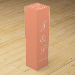 Monogram Cantaloupe White Bröllop Vin Box Presentask För Vinflaska<br><div class="desc">Söt kan taloupe med vitt. Bröllopsfack för dina gäster. Anpassa med Bride and Grooms First Namn Initialer och Bröllop Date i vit text. Tacken skrivs i vitt skript ovanpå lådan. Utformning av TamiraZDesign.</div>