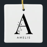 Monogram Celestial Namn Square Julgransprydnad Keramik<br><div class="desc">Lägg till en gnutta celestial magi till din helgdag-décor med den här fantastiska monogramprydnaden för julprydnad! Denna personlig är en perfekt som är viktig för årstiden. Den har ett brev med små stjärnor och måne kring den och ditt val av namn under. Den passar bekvämt in i upp till 10...</div>