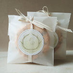 Monogram Champagne Watercolor Kuvert Seal /Favor Runt Klistermärke<br><div class="desc">Öka din inbjudan med vår samordnande kuvertsäl! Även idealisk som en favoriseringsetikett. Utformning som samordnar våra bröllopsinbjudningar för "Monogram Champagne Cream Watercolor", med ett vackert centrum i champagne, beige och butterkräm, där vattenfärgen tvättar och elegant monogram i vitt med par initialer i kalligrafi. Möjlighet att lägga till bröllop-datum på grund,...</div>