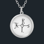 Monogram Charlemagne Silverpläterat Halsband<br><div class="desc">Monogram Charlemagne. Charlemagne eller Charles Underbaren (latin: Carolus Magnus; 2 april 747-28 januari 814), medlem av Carolingian dynasty, var Kung i Franks från 768, Kung i Lombarderna från 774 och den första kejsaren för romarna från 800. Charlemagne lyckades ena majoriteten av western- och Centraleuropa och var den första erkända kejsaren...</div>