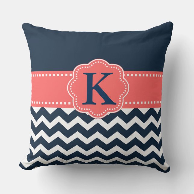 "Monogram Chevron in Navy/Coral" DEKORATIV KUDDE (Framsida)