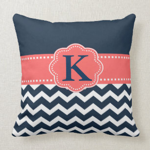"Monogram Chevron in Navy/Coral" DEKORATIV KUDDE