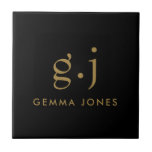Monogram Classic Elegant Minimal Guld Black Kakelplatta<br><div class="desc">Ett modernt minimalistiskt guld-monogram på svart keramiskt plattor, med ett rent modernt minimalistiskt monogram med enkelt lägre fodral serif-typografi av initialer. Ett skiljetecken (punkt) delar upp det första och sista tecknet som ett enkelt utformat inslag som definierar detta typografi stil som modernt och rent. Ditt namn i versalserif-typ. Enkel, ren...</div>