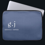 Monogram Classic Elegant - minimalt dammblått vitt Laptop Fodral<br><div class="desc">Ett dammigt blått laptop sleeve för hem eller företag, med ett enkelt rent modernt minimalistiskt monogram med ett enkelt lägre fodral serif-typografi initialer. Ett skiljetecken (punkt) delar upp det första och sista tecknet som ett enkelt utformat inslag som definierar detta typografi stil som modernt och rent. Ditt namn i versalserif-typ....</div>