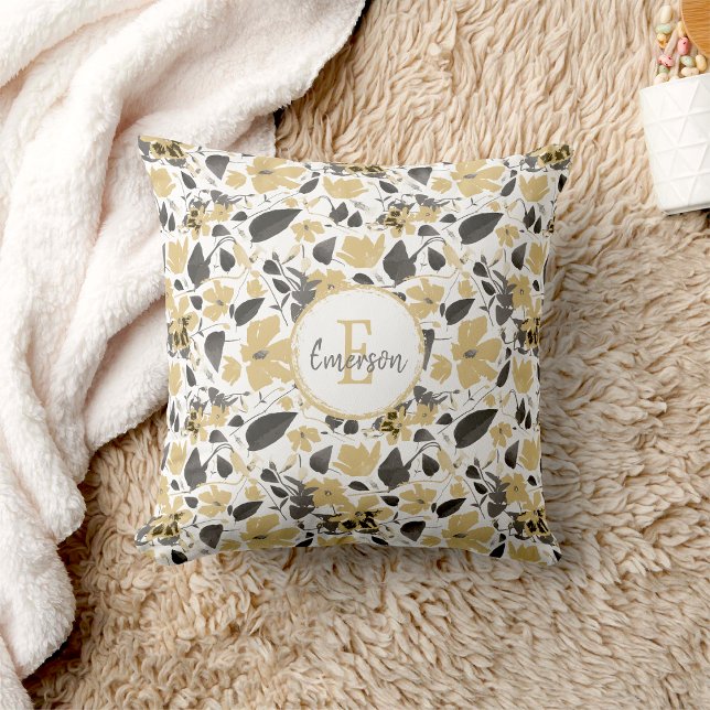 Monogram Clematis Gult Grått Flowers Kudde (Monogram Clematis Yellow Gray Flowers Throw Pillow from Studio Posies.)