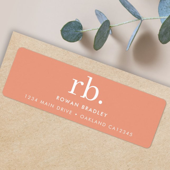 Monogram Coral Peach Elegant Returadress Etikett (A stylish monogram label perfect for small business mailing or one-of-a-kind personal stationery)